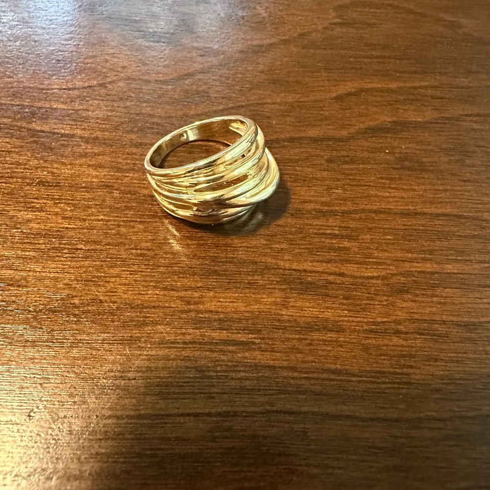 Elegant Gold-Tone Women's Ring